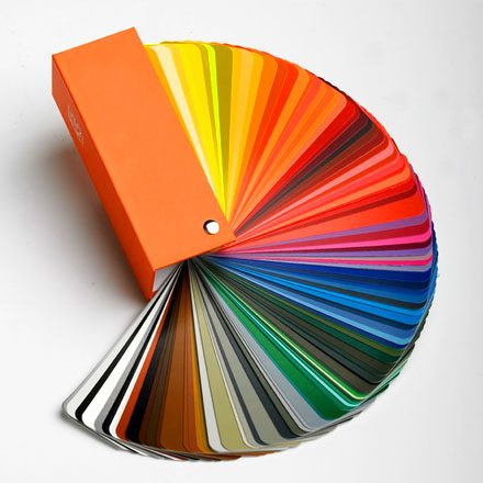 Эксклюзивная услуга клиентам - возможность получения образца выкраски фасада с выбранным цветом краски или шпона, до этапа изготовления кухни.